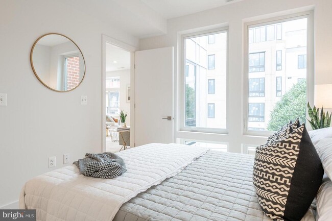 Building Photo - Dupont Circle Beauty with PARKING