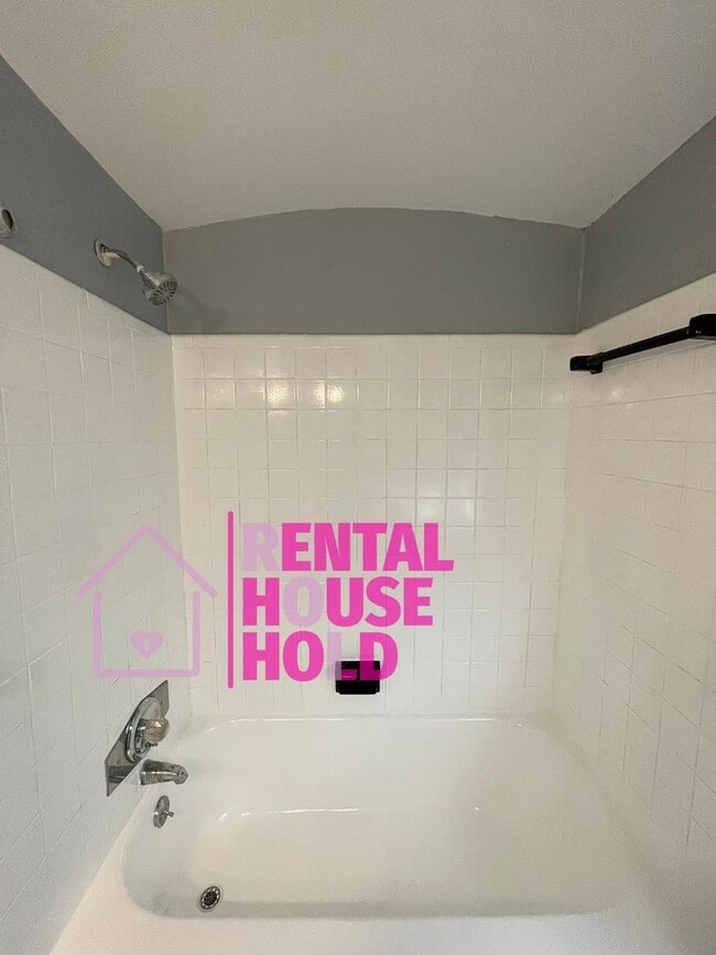 Building Photo - Cozy 3-Bedroom Bungalow for Rent: A Perfec...