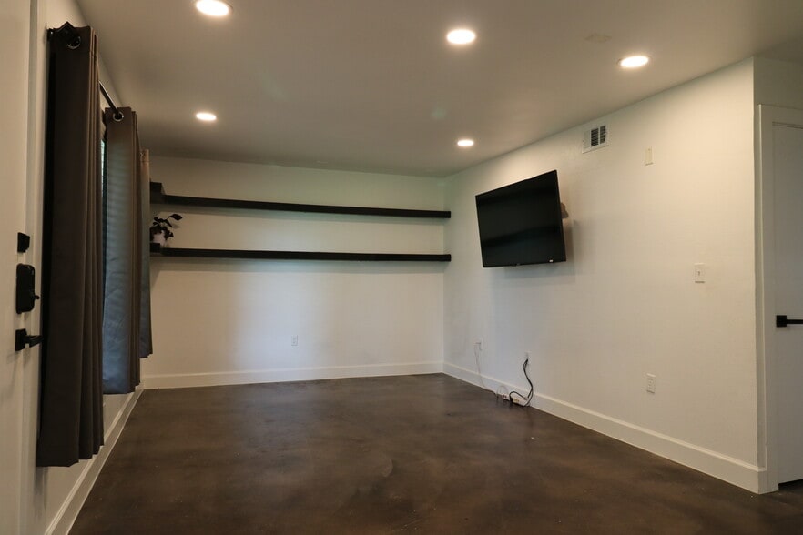Building Photo - 2200 Dickson Dr