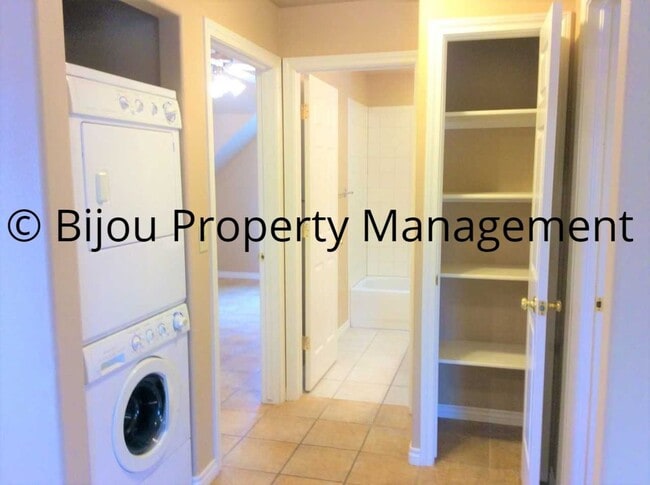 Building Photo - Nice Two Bed One Bath Home