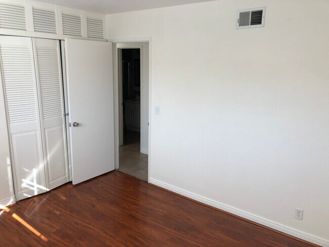 Building Photo - Amazing Single Family Home Located in desirable Huntington Beach!