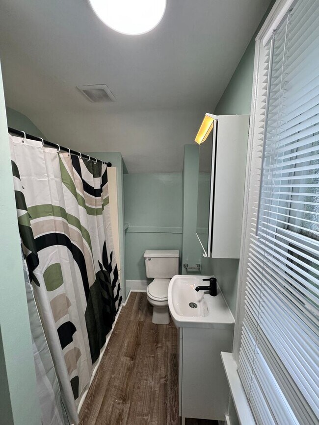 Building Photo - 4-Bedroom Near U-M with Bonus Room | Big Yard & Front Porch | On-site Laundry