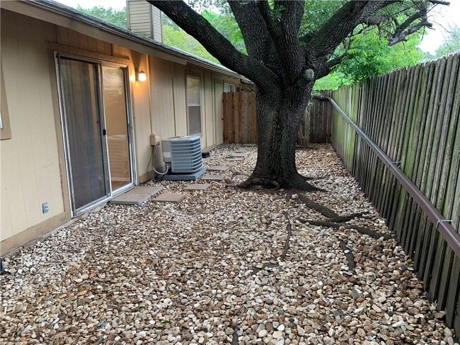 Building Photo - 8009 Clydesdale Dr