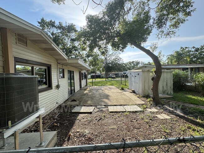 Building Photo - 427 Country Club Dr