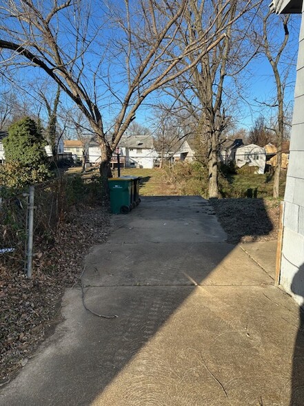 Large Driveway - 319 Crawford Rd