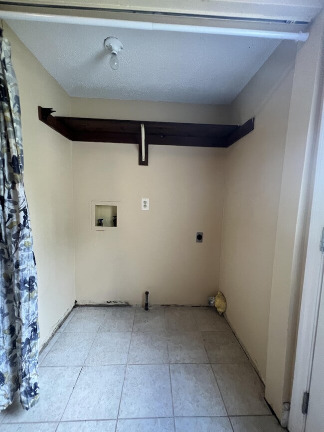 Building Photo - 323 Beverly St