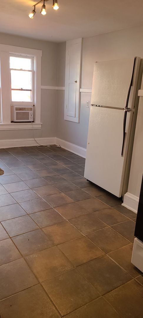 Building Photo - 1 Bedroom 3rd Floor Attic Apartment in Old...