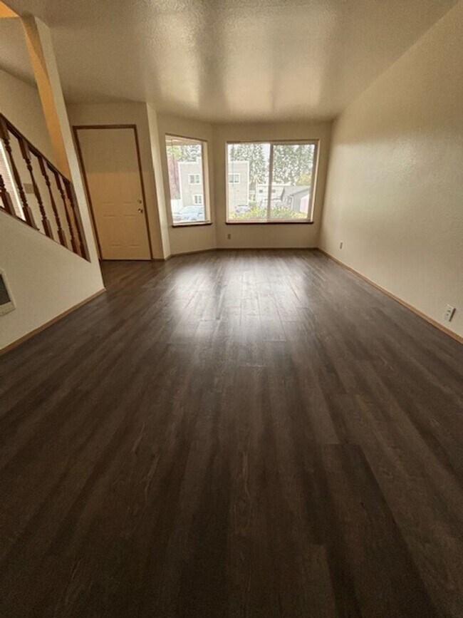 Building Photo - Prime Orting Townhome