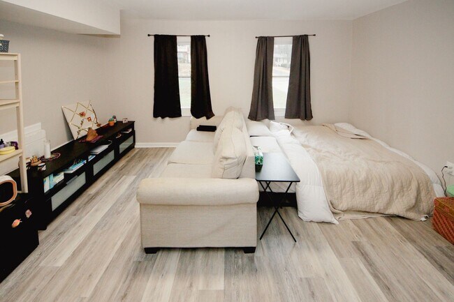 Building Photo - 1424 Shadowbrook Dr