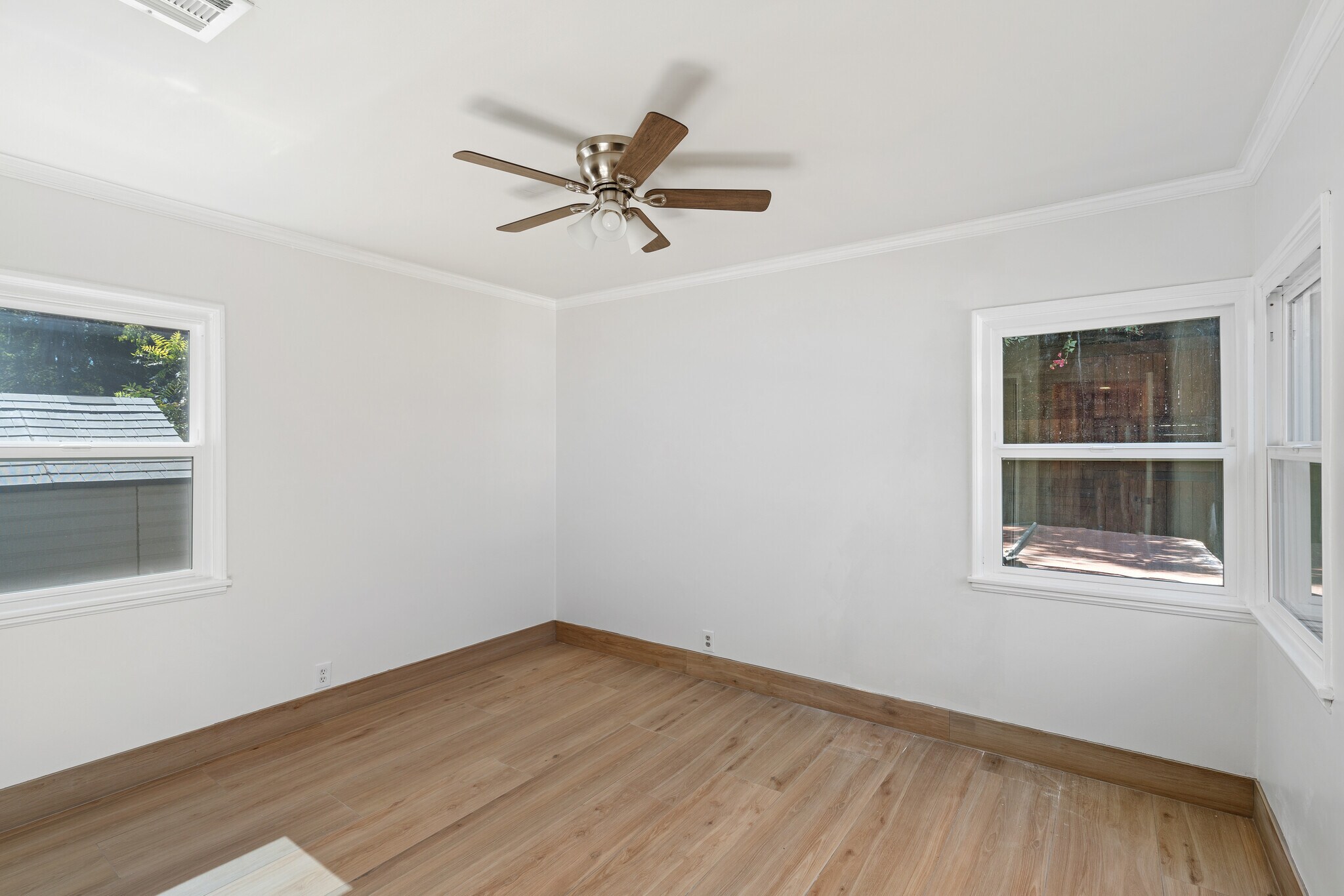 Building Photo - 8757 Encino Ave
