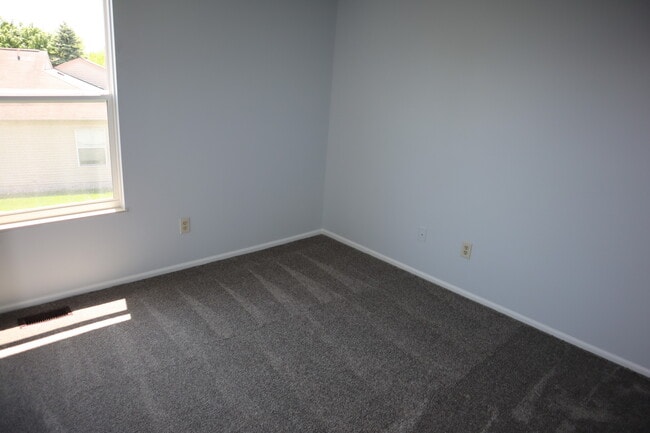 Building Photo - 4963 Singleton Dr
