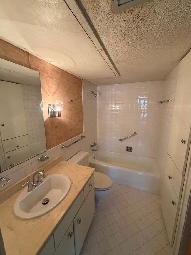 Building Photo - 5819 Sandhurst Ln