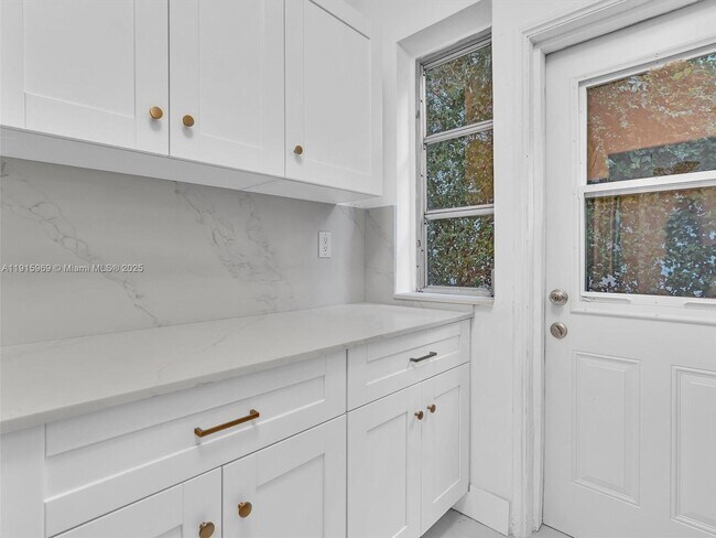 Building Photo - 821 Jefferson Ave