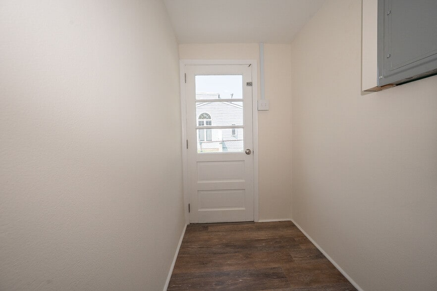 Building Photo - 503 Poplar Rd