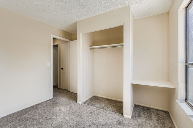 Building Photo - Fantastic Location Near Kendrick Lake Park!