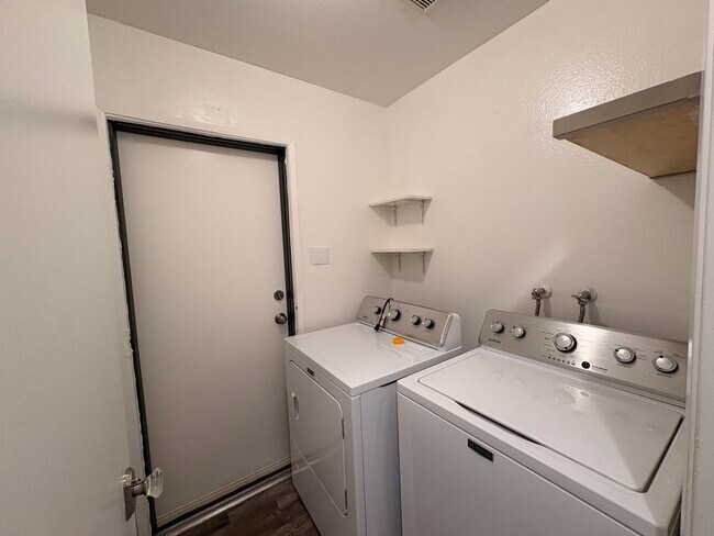 Building Photo - 3 Bed, 2.5 Bath in Ontario!