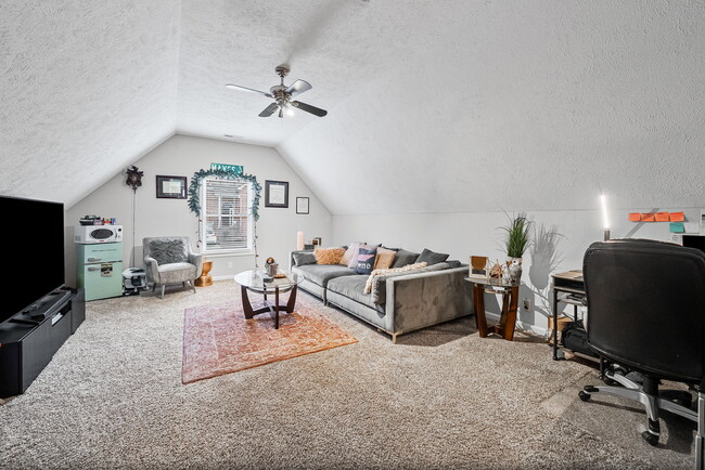 Building Photo - 632 Hidden Valley Dr