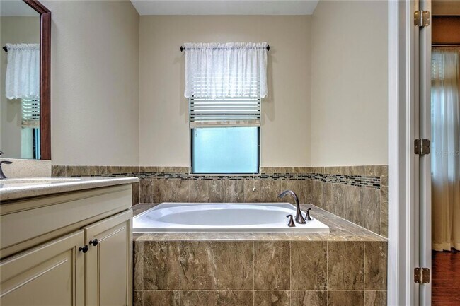 Building Photo - 1122 Oakcrest Dr