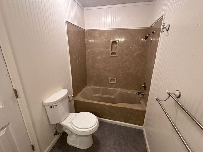 Building Photo - 4 Bedroom 3 Baths Southeast!  $2395