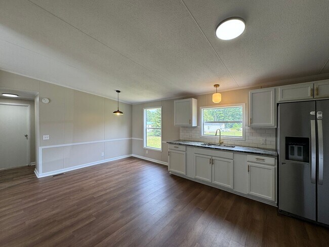 Building Photo - Beautifully Updated 3 Bed 2 Bath Home with...