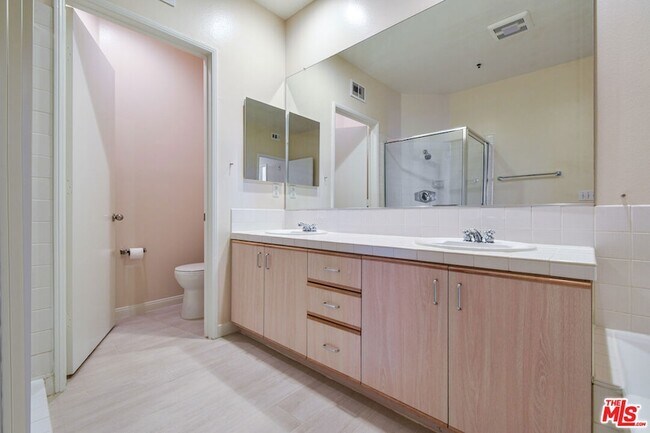 Building Photo - 5350 White Oak Ave