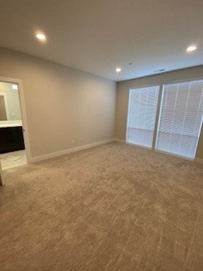 Building Photo - Welcome to the Beautiful Modern Townhome i...