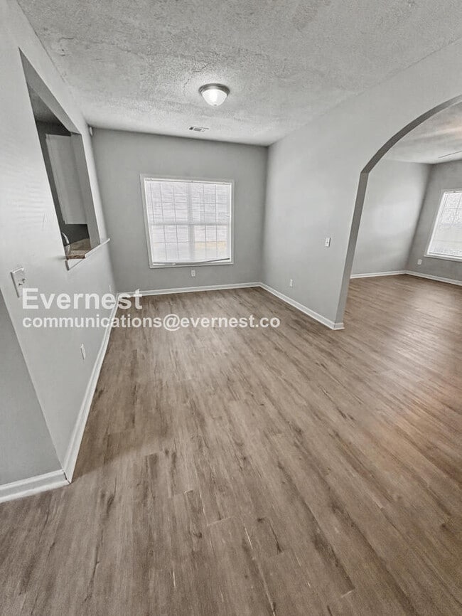 Building Photo - 3 Bed, 2 Bath Home with Off-Street Parking / Pet-Friendly / Available Now!