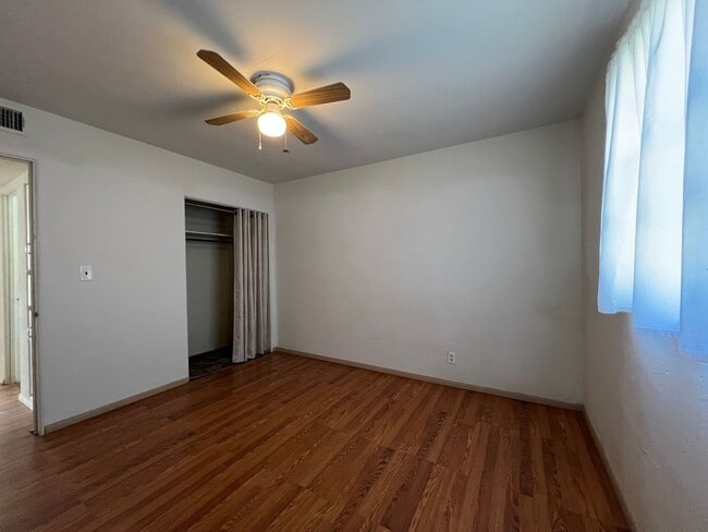 Building Photo - Spacious 2 Bed/1 Bath/Second Living Area/Pet Friendly!!!