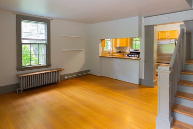 Building Photo - Inviting Stone Home for Rent – Walking Dis...