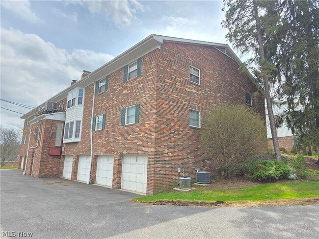 Building Photo - 6995 Carriage Hill Dr