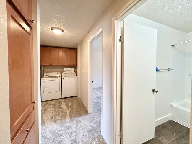 Building Photo - Charming 2 Bed, 1 Bath Canby Townhouse-Style Duplex!