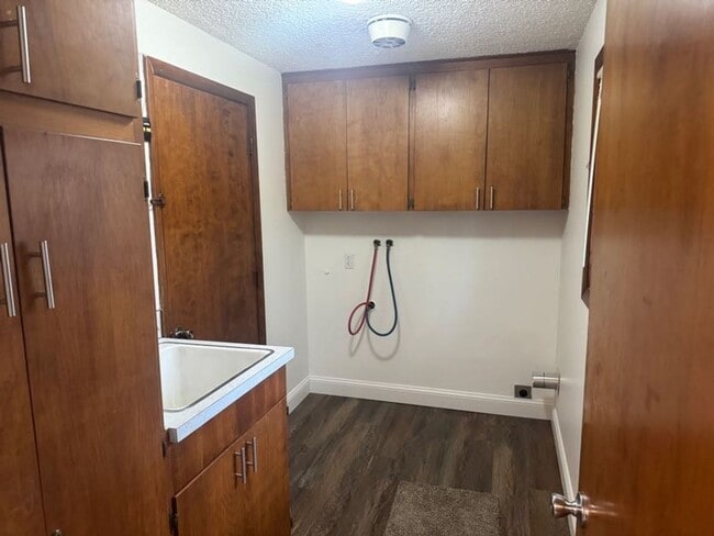 Building Photo - Large 2 bedroom duplex