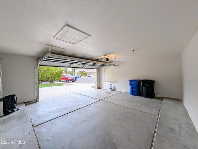 Building Photo - 15748 W Paradise Ln