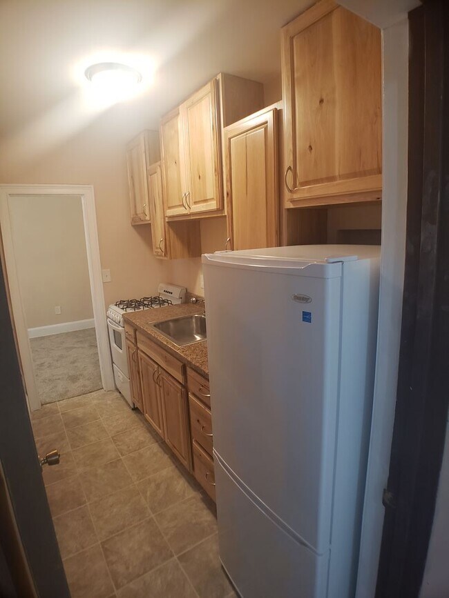 Building Photo - 1 Bedroom 1 Bath Upstairs Apartment