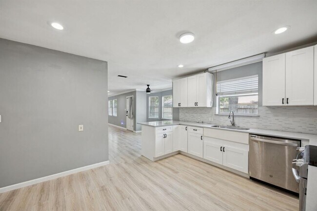 Building Photo - 553 Cane River Ln
