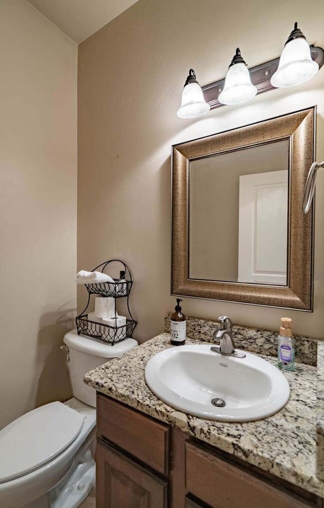 Building Photo - Move In Special! $500 Off First Month's Rent! 3 Bedroom Fully Furnished Home.