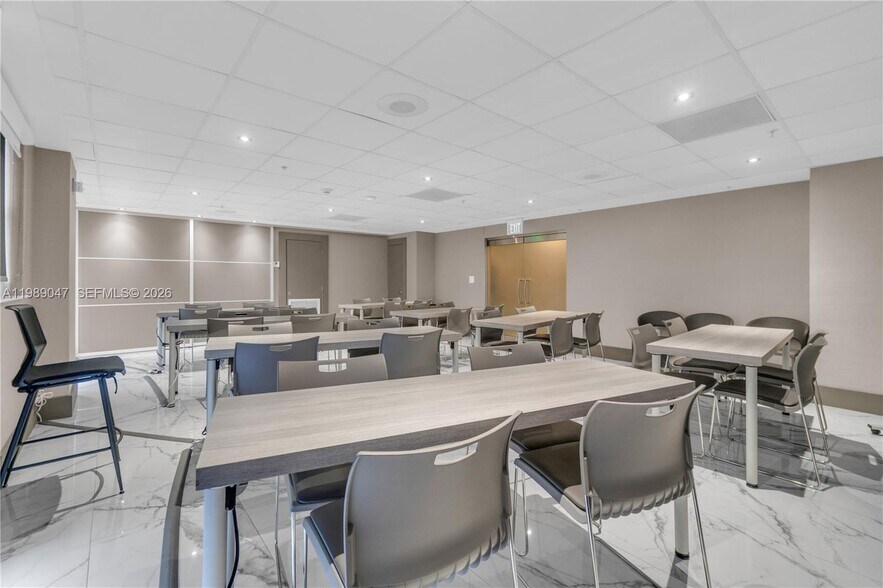 Building Photo - 185 SE 14th Ter