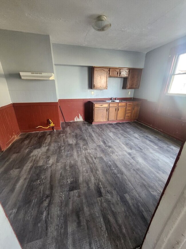 Building Photo - Lower 2 bedroom unit