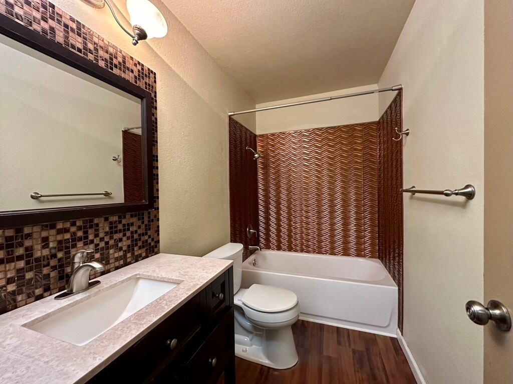 Building Photo - 1460 Parkway Dr