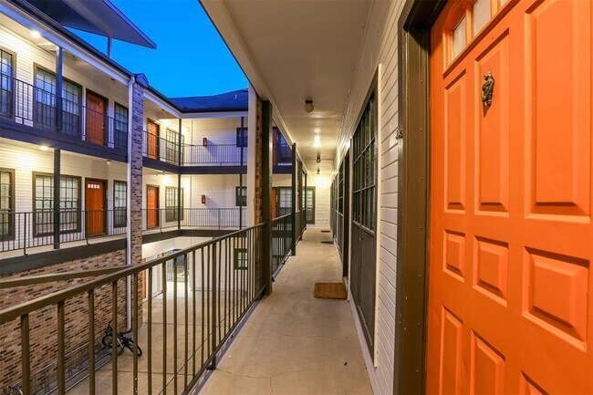 Building Photo - 912 W 22nd St