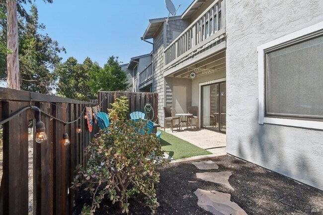 Building Photo - 900 Cambridge Dr