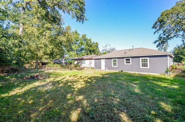 Building Photo - 8162 Homewood Ln