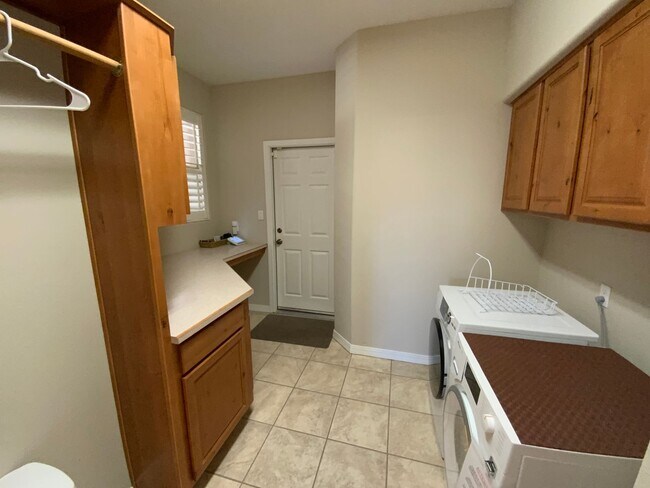 Building Photo - 3 Bedroom Townhome Available Near Wyoming Blvd NE & Paseo Del Norte Blvd NE!