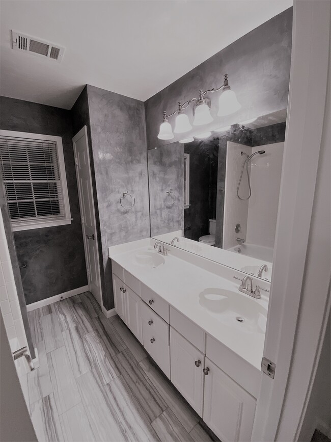 Building Photo - 10920 Donamere Dr