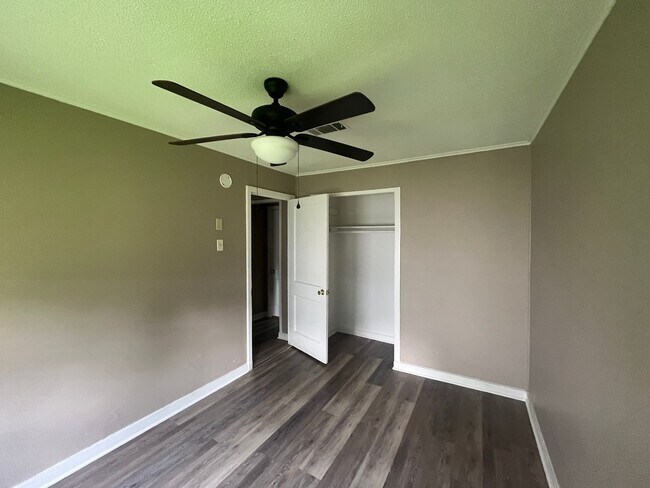 Building Photo - 2 Bedroom Plus bonus room 1 bath Home in Jacksonville