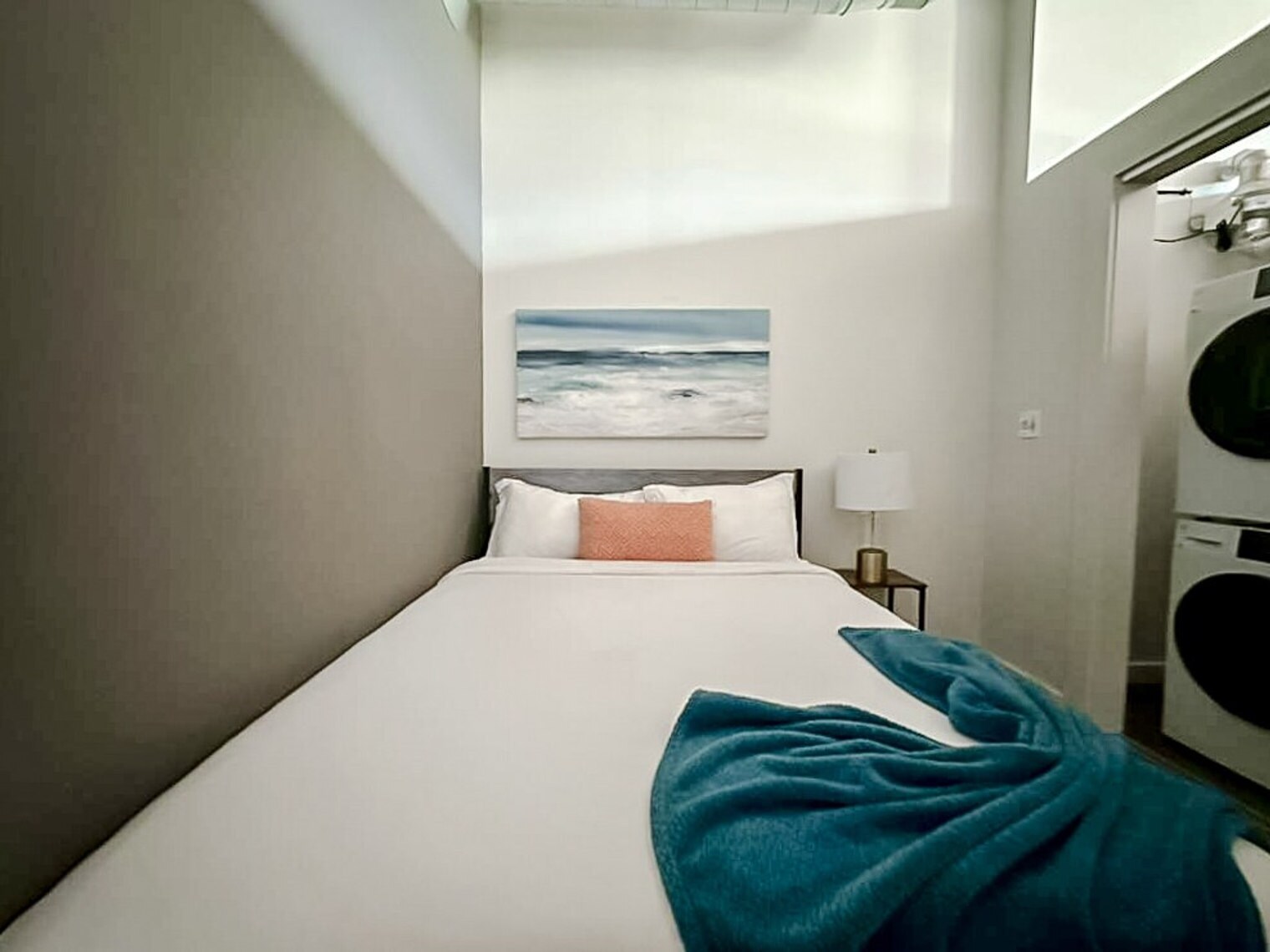 Building Photo - 403 W 4th St N