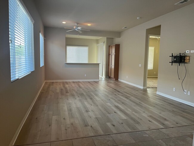 Building Photo - 2 bedroom 2 bath with bonus room/ office r...