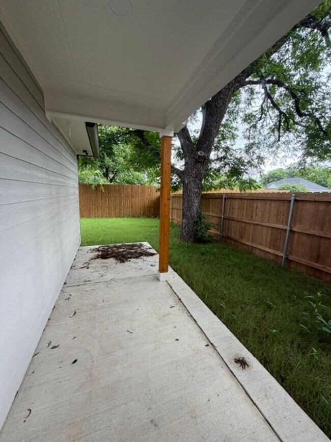 Building Photo - 305 Live Oak St