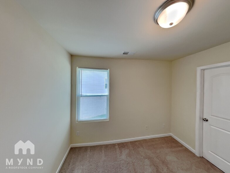 Building Photo - 2547 Piering Dr