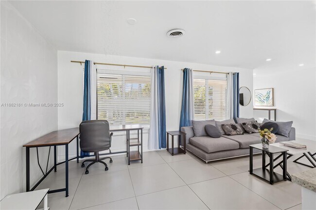 Building Photo - 1709 SW 5th Pl